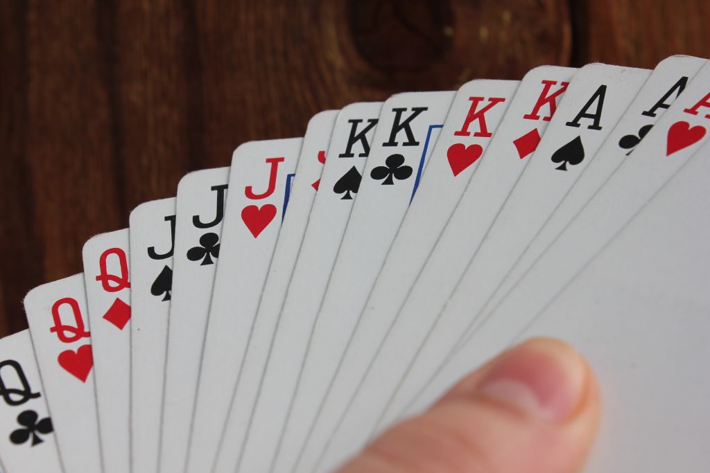 Ce înseamnă rake într-un joc de poker și cum este calculat