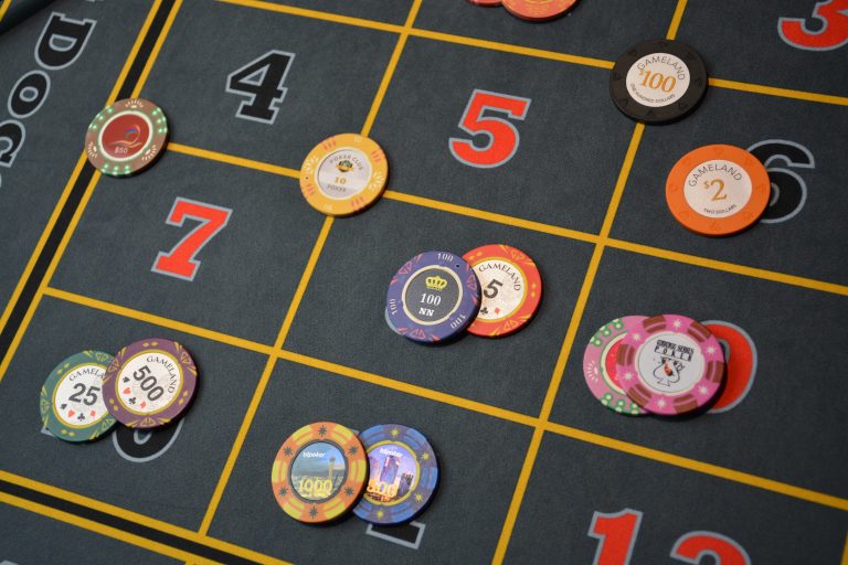 Video poker explicat: cum funcționează jocul și prin ce diferă de pokerul clasic