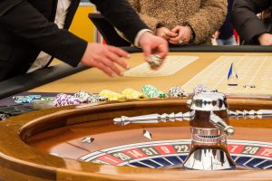 Ruleta live explicată: cum funcționează o masă cu dealer și transmisie video